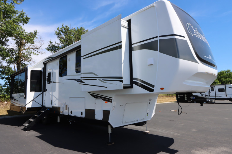 Large Towable (Fifth Wheel)